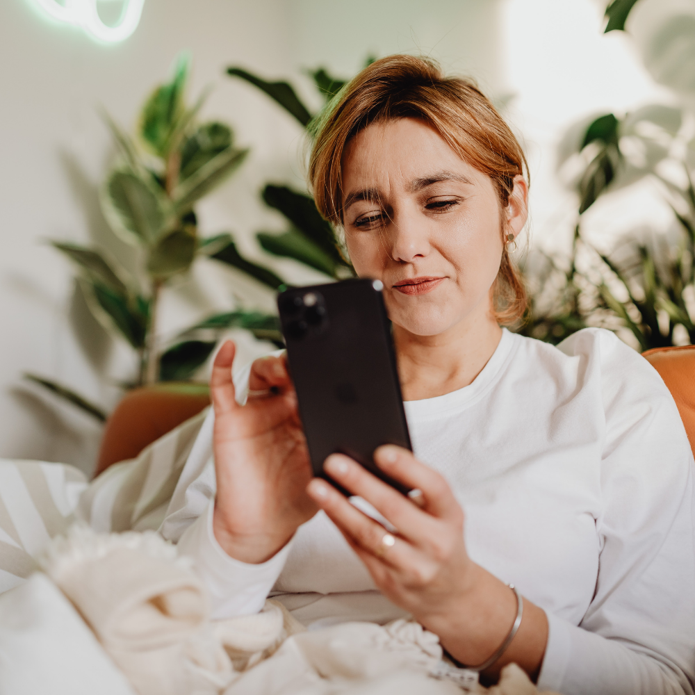 Come funzionano le app scanner INCI, i rischi delle valutazioni automatiche e il ruolo fondamentale dei filtri solari tecnologici nelle protezioni certificate.